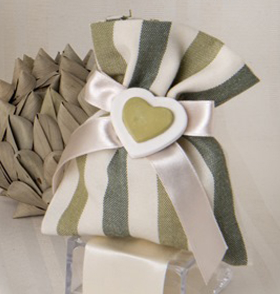 Sacchettino portaconfetti a righe verde, verde mela e bianche in tessuto con decorazione in gesso cuoricino